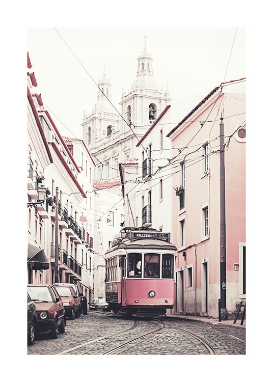  – Fotografie růžových a bílých budov lemující silnici s tramvají uprostřed