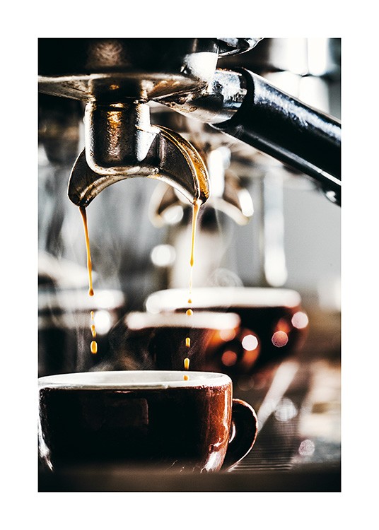  – Fotografie kávy kapající z kávovaru do šálku