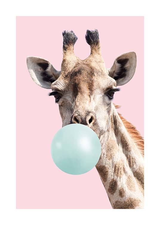  – Zvířecí tisk zobrazující žirafu s modrou žvýkačkou v puse na růžovém pozadí