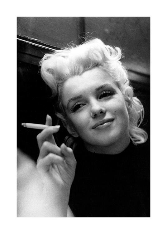 Marilyn Monroe Smoking Plakát