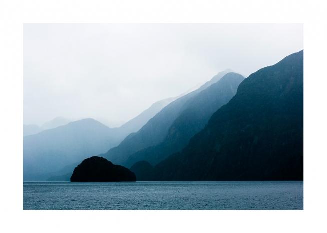  - Fotografie moře před modrými horami, zahalenými v mlze