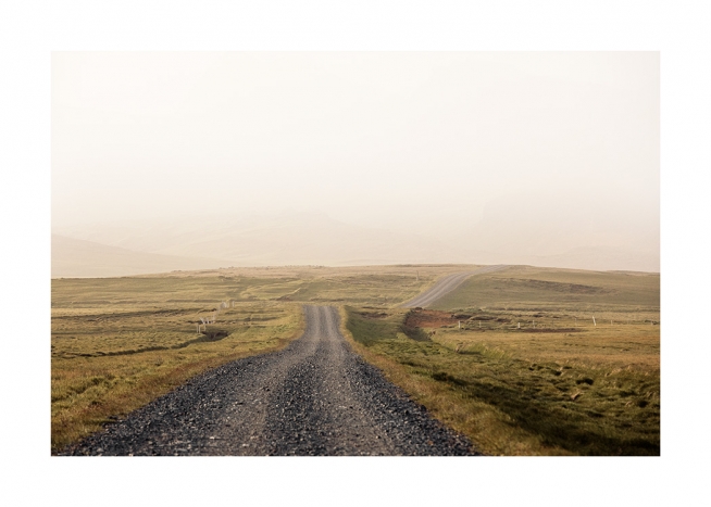  - Fotografie islandské krajiny se šterkovou silnicí a zelenou loukou