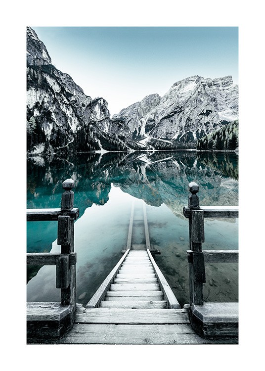  - Fotografie zasněžených hor na pozadí italského jezera Braies, do kterého vedou schody.