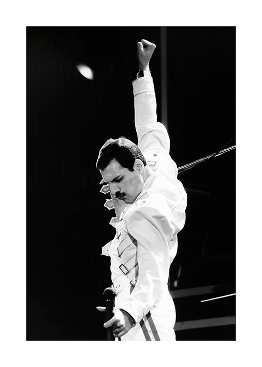  – Černobílá fotografie ikonického Freddieho Mercuryho, zpěváka ze skupiny Queen