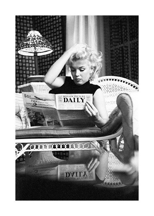 Marilyn Monroe Reading Plakát