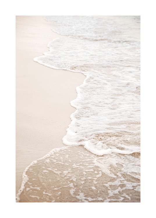  – Fotografie pláže s klidnými vlnami blížícími se k písku