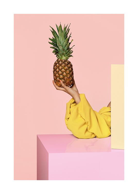  – Žena skrytá za krabicemi s ananasem v ruce na světle růžovém pozadí