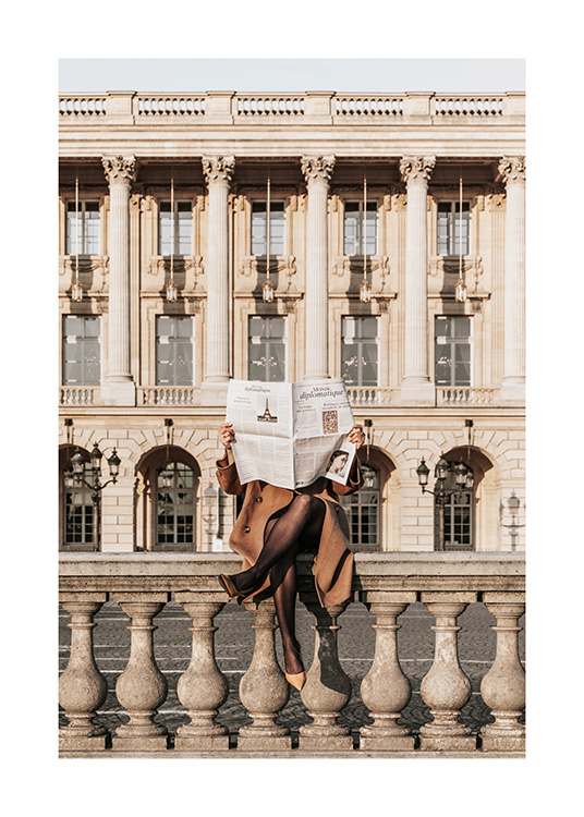 – Plakát ženy na zábradlí, která čte noviny