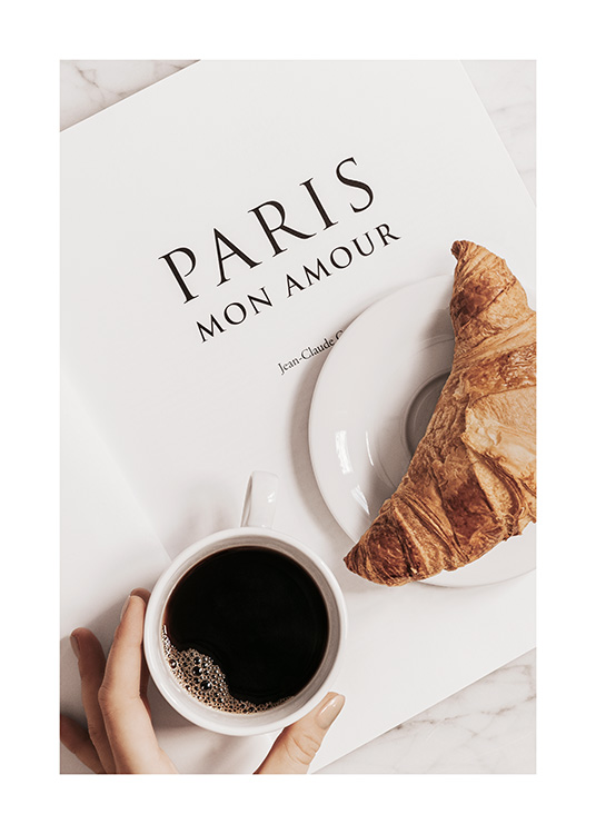 – Fotografie croissantu a kávy na papírovém prostírání