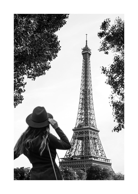 – Tisk ženy před Eiffelovou věží