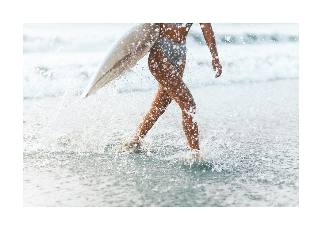 – Plakát surfařky vycházející z vody